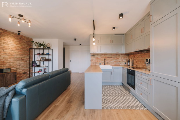 Ceglane ściany i szarości w szczecińskim mieszkaniu, projekt: Filip Raupuk Studio Architektoniczne