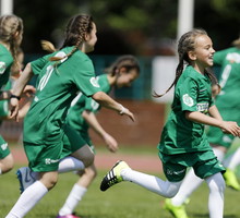 Z podwórka, na stadion i do reprezentacji - skąd się biorą dziewczyny, które podbijają polskie boiska?