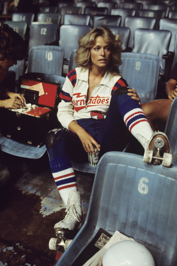 Fryzury na lato 2021: długie włosy z grzywką - Farrah Fawcett