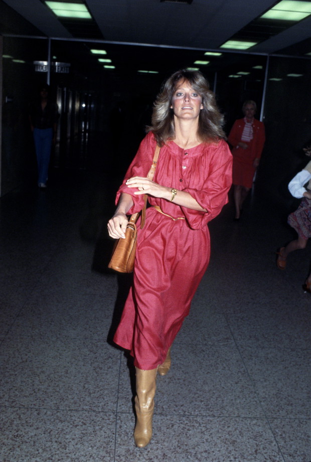 Fryzury na lato 2021: długie włosy z grzywką - Farrah Fawcett