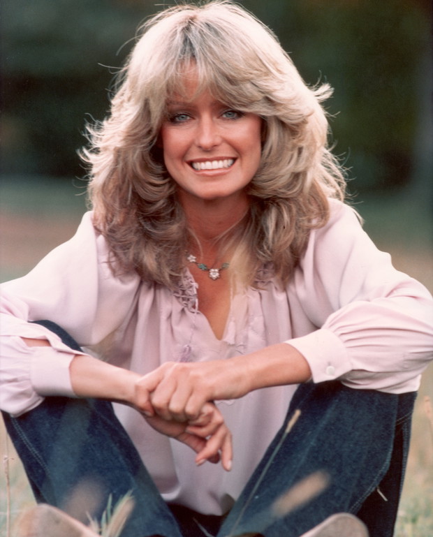 Fryzury na lato 2021: długie włosy z grzywką - Farrah Fawcett