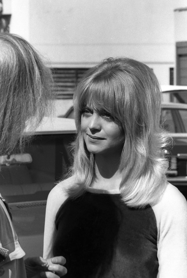 Fryzury na lato 2021: długie włosy z grzywką - Goldie Hawn