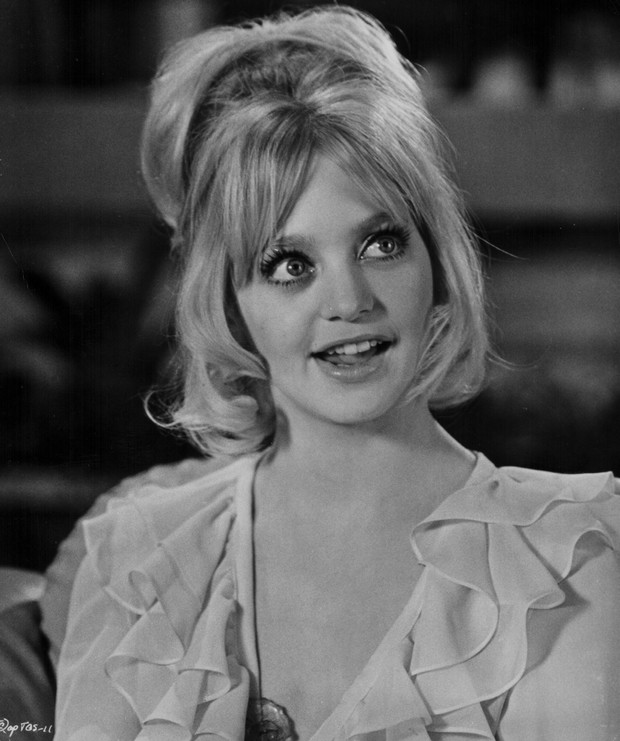 Fryzury na lato 2021: długie włosy z grzywką - Goldie Hawn