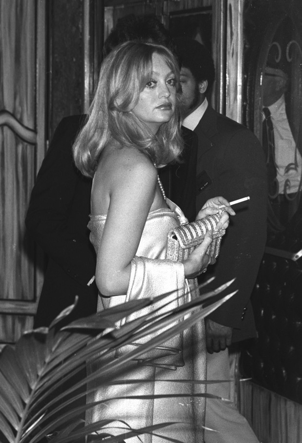 Fryzury na lato 2021: długie włosy z grzywką - Goldie Hawn