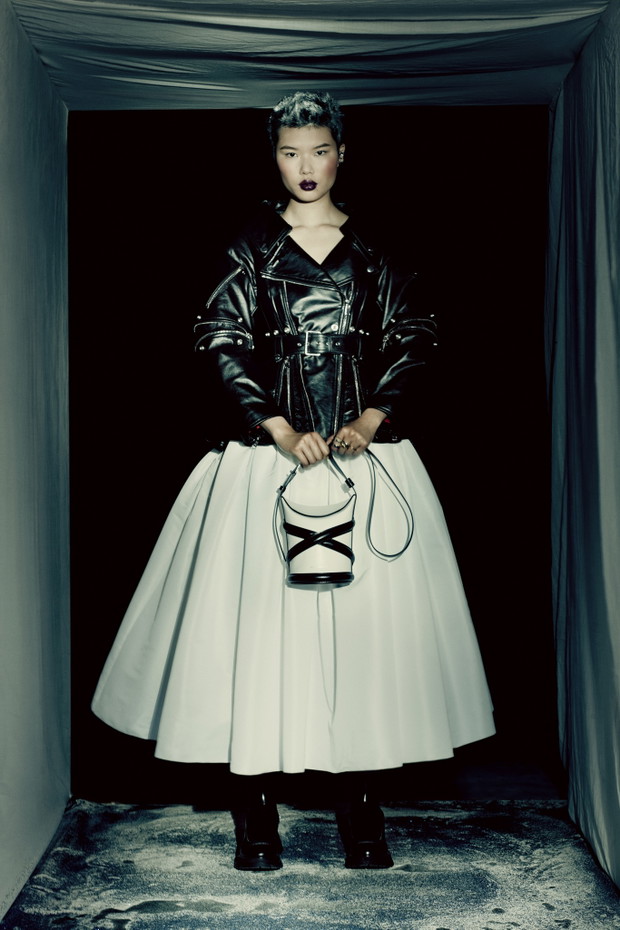 Kolekcja Alexander McQueen jesień-zima 2021/2022