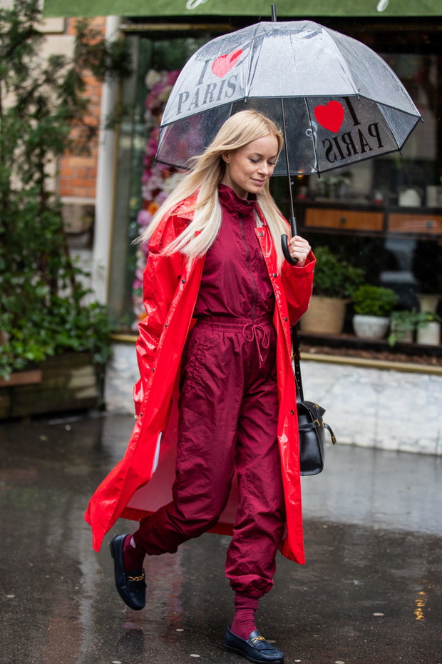 Street Style - Paris Fashion Week - Womenswear Fall/Winter 2020/2021 : Day Eight