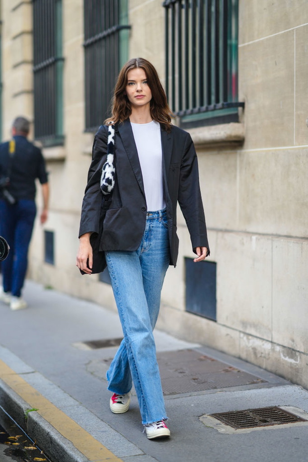 Street Style - Paris Fashion Week - Haute Couture Fall/Winter 2021/2022 : Day Two