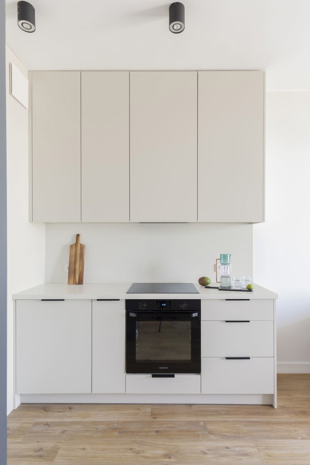 Niewielkie mieszkanie na warszawskiej Woli, • Projekt wnętrza: Architekt wnętrz Olga Nowosad-Szewców / Decoroom • Projekt zabudowy kuchennej i meblowej: Architekt wnętrz Katarzyna Domańska / Decoroom Kitchen