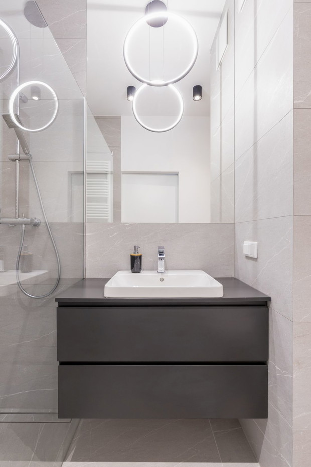 Niewielkie mieszkanie na warszawskiej Woli, • Projekt wnętrza: Architekt wnętrz Olga Nowosad-Szewców / Decoroom • Projekt zabudowy kuchennej i meblowej: Architekt wnętrz Katarzyna Domańska / Decoroom Kitchen