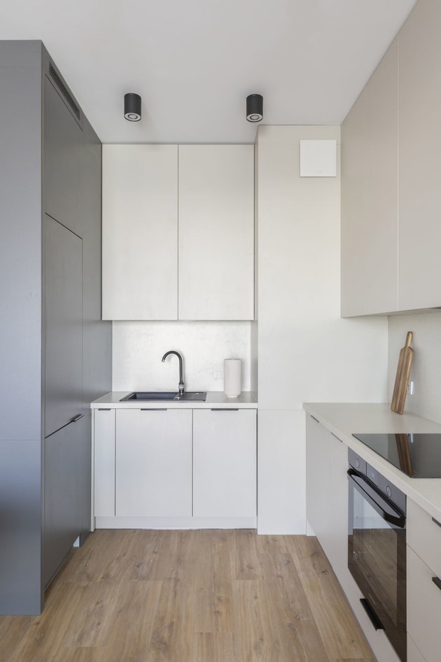 Niewielkie mieszkanie na warszawskiej Woli, • Projekt wnętrza: Architekt wnętrz Olga Nowosad-Szewców / Decoroom • Projekt zabudowy kuchennej i meblowej: Architekt wnętrz Katarzyna Domańska / Decoroom Kitchen