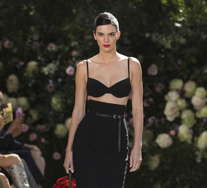 Michael Kors wiosna-lato 2022: amerykański glamour