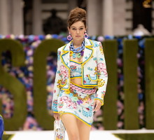 Pokaz Moschino wiosna-lato 2022