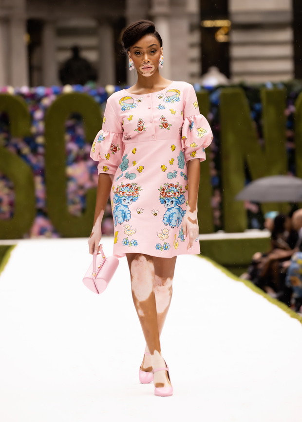 Pokaz Moschino wiosna-lato 2022