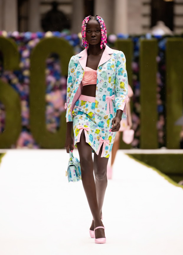Pokaz Moschino wiosna-lato 2022