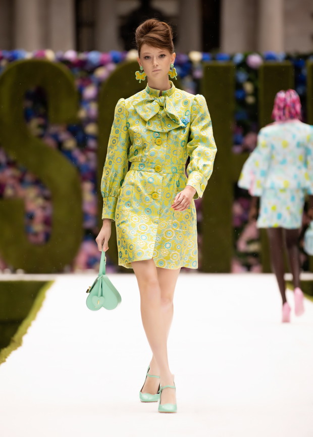 Pokaz Moschino wiosna-lato 2022