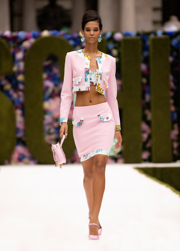 Pokaz Moschino wiosna-lato 2022