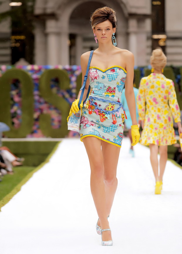 Pokaz Moschino wiosna-lato 2022