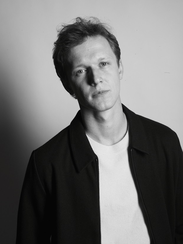 Filip Pławiak: aplikant Kordian Oryński z serialu „Chyłka” w ELLE MAN