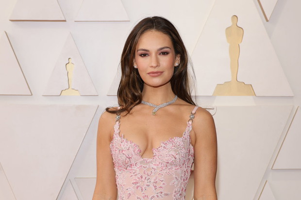 Makijaże i fryzury z Oscarów 2022: Lily James
