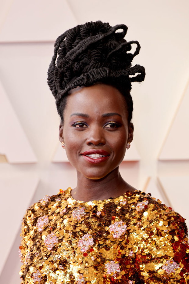 Makijaże i fryzury z Oscarów 2022: Lupita Nyong'o