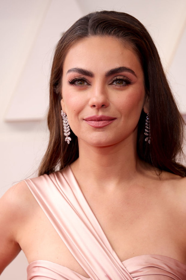 Makijaże i fryzury z Oscarów 2022: Mila Kunis