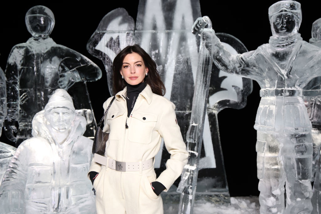 Anne Hathaway na pokazie Moncler