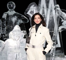 Anne Hathaway na pokazie Moncler