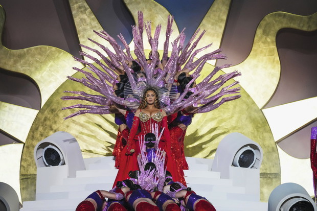 Beyoncé, Marlena Dietrich, Blondie. Każda z nich to diwa. Choć pierwszy raz tego określenia użyto w XIX wieku w stosunku do śpiewaczek operowych i operetkowych, z biegiem czasu zaczęło ono dotyczyć wielkich kobiecych postaci sceny.