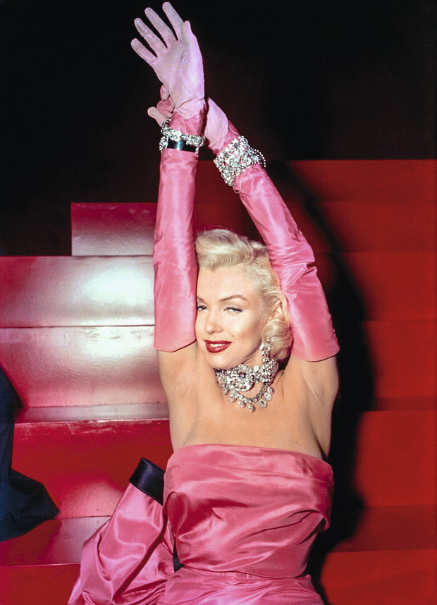 Różową suknię Marilyn Monroe, w której wystąpiła w filmie „Mężczyźni wolą blondynki”, zreinterpretował w tym sezonie Jacquemus, a w 2021 Moschino.