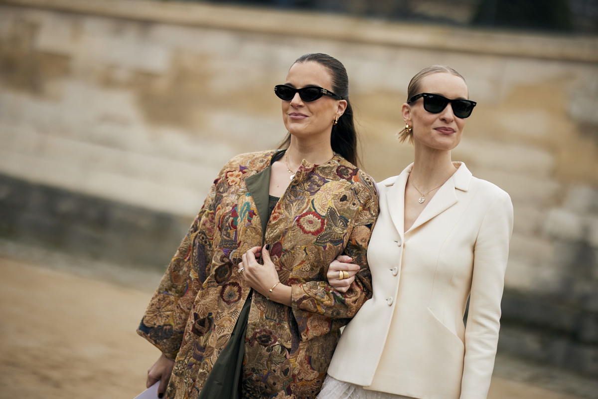 Street fashion po francusku: tak noszą się teraz najmodniejsze dziewczyny na ulicach Paryża. Najciekawsze stylizacje prosto z paryskiego tygodnia mody jesień-zima 2024/2025