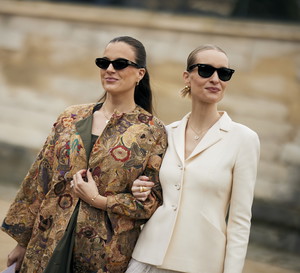 Street fashion po francusku: tak noszą się teraz najmodniejsze dziewczyny na ulicach Paryża. Najciekawsze stylizacje prosto z paryskiego tygodnia mody jesień-zima 2024/2025
