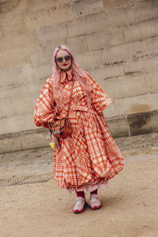 Street fashion po francusku: stylizacje z tygodnia mody jesień-zima 2024/2025 w Paryżu