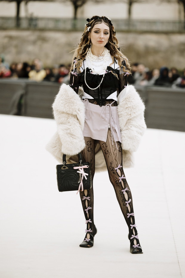 Street fashion po francusku: stylizacje z tygodnia mody jesień-zima 2024/2025 w Paryżu