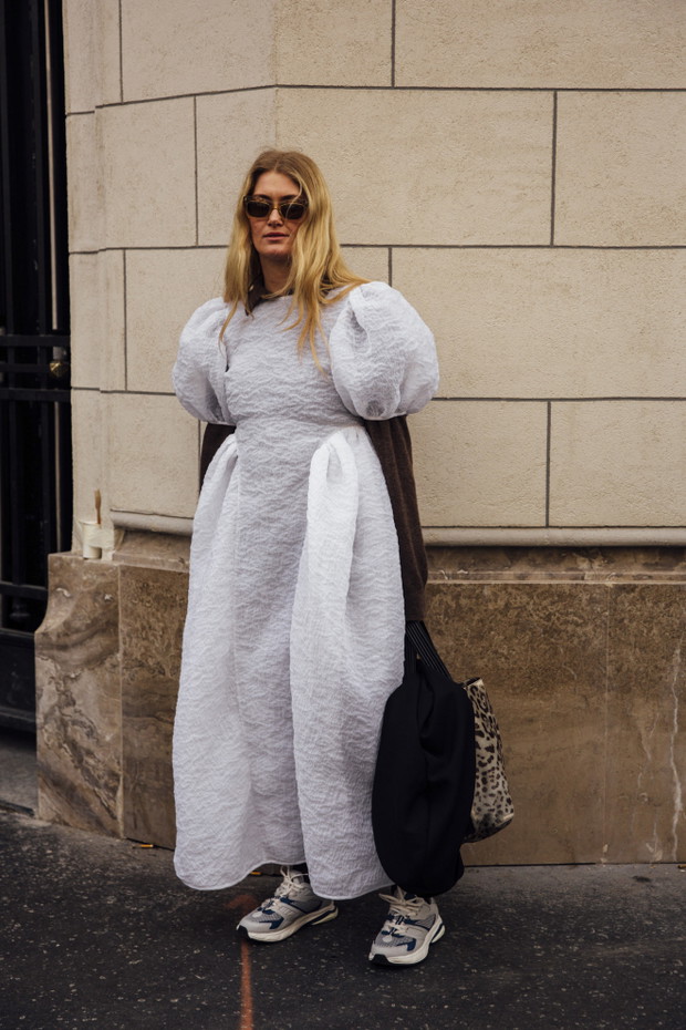 Street fashion po francusku: stylizacje z tygodnia mody jesień-zima 2024/2025 w Paryżu