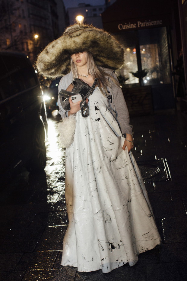 Street fashion po francusku: stylizacje z tygodnia mody jesień-zima 2024/2025 w Paryżu