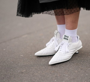 Te buty i dodatki noszą najmodniejsze dziewczyny w Paryżu. Street fashion z francuskiego tygodnia mody jesień-zima 2024/2025