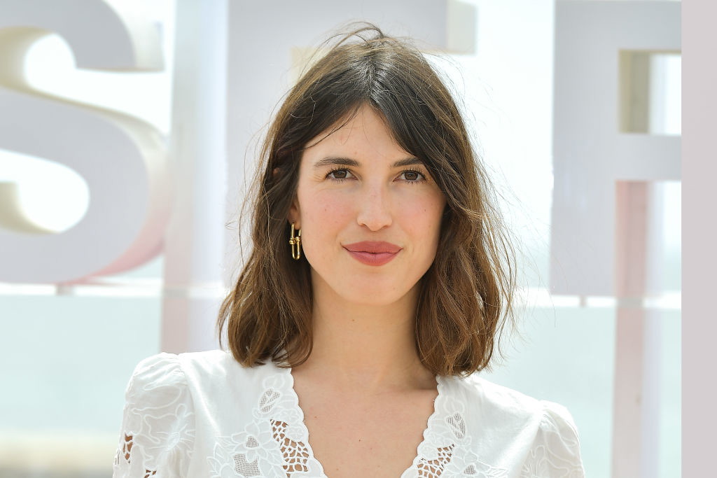 Jeanne Damas w białej sukience