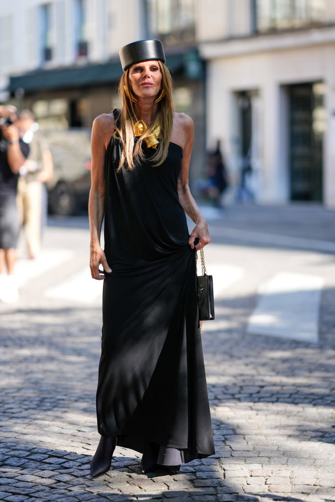 Anna Dello Russo odsłoniła ramiona w dopasowanej sukience