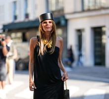Anna Dello Russo odsłoniła ramiona w dopasowanej sukience