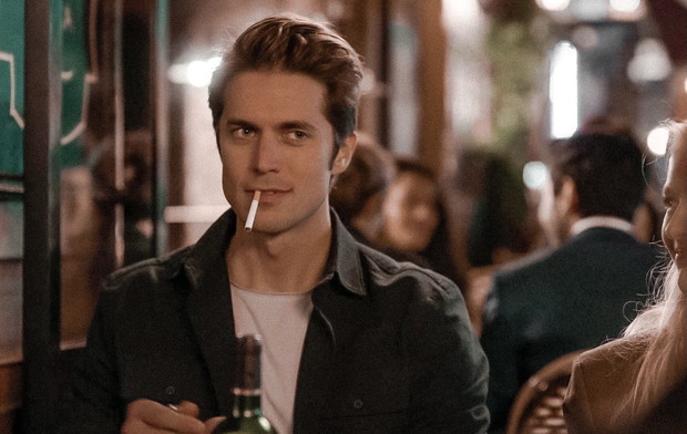 Lucas Bravo, Gabriel z Emily in Paris, w nowej komedii romantycznej