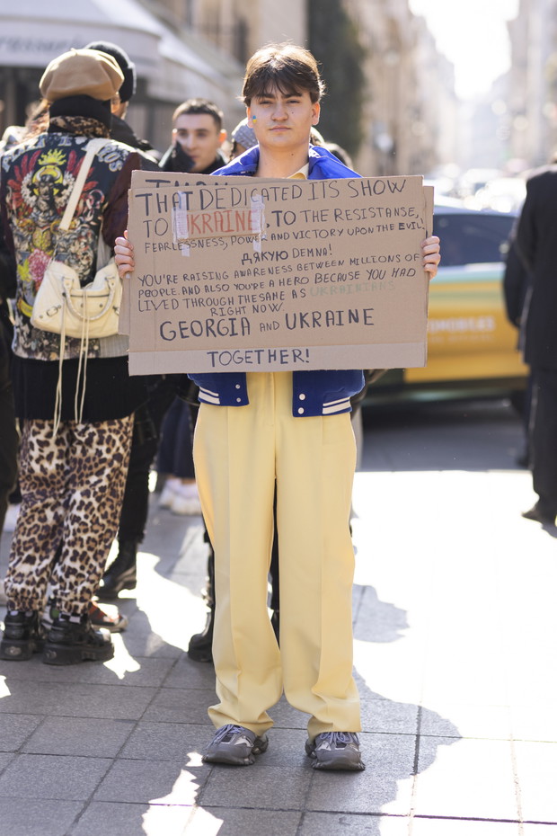 Moda zmienia temat