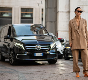 Stylizacje Włoszek i nie tylko: moda uliczna MFW wiosna-lato 2023