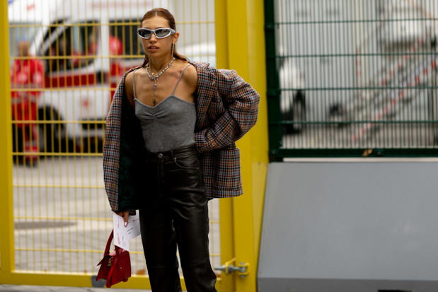 Stylizacje Włoszek i nie tylko: moda uliczna MFW wiosna-lato 2023