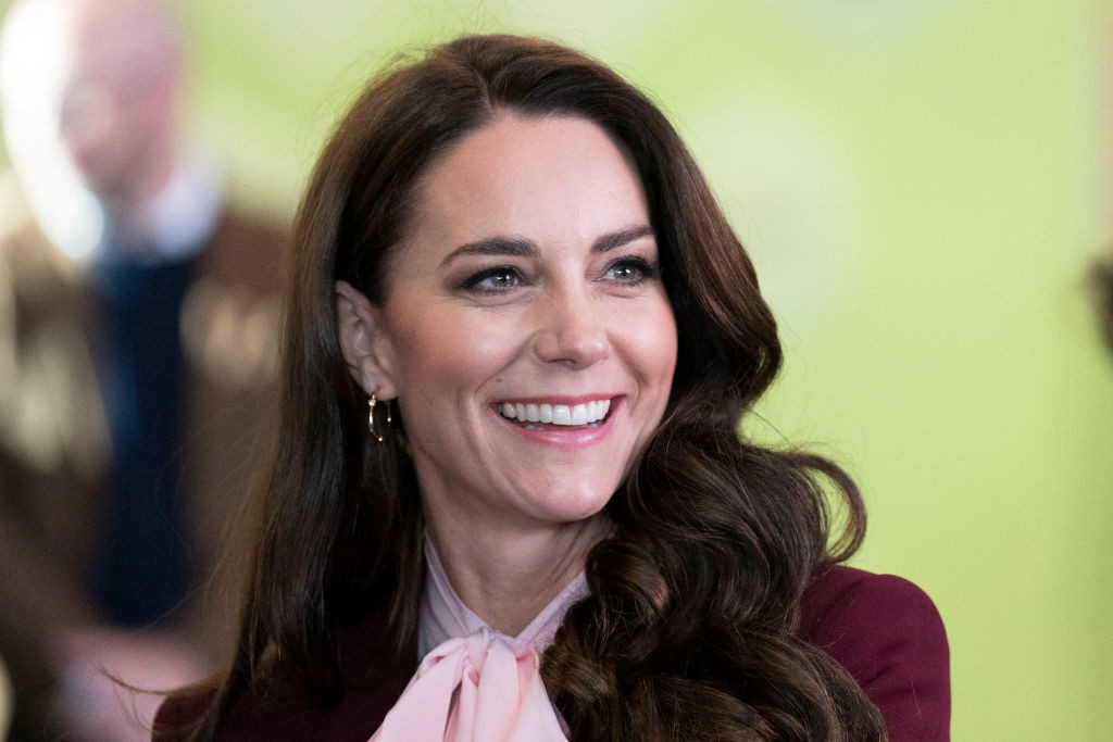 Księżna Kate w czerwonej sheer dress