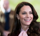 Księżna Kate w czerwonej sheer dress