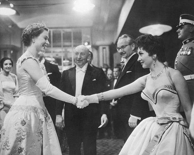 Gina Lollobrigida i królowa Elżbieta II