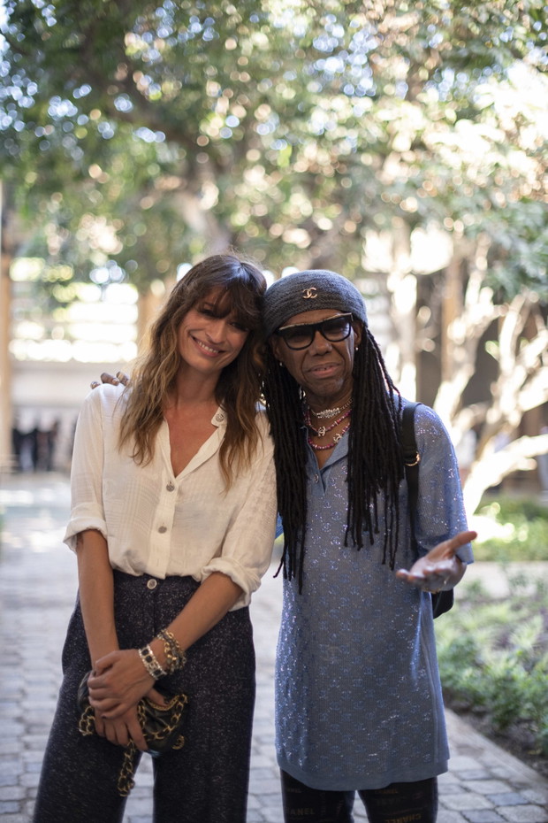 Nonszalancka Caroline de Maigret i Naomi Campbell w marynarce sezonu. Najbardziej stylowi goście Chanel Métiers d’art 2022/2023