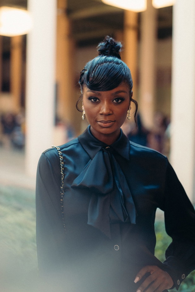 Nonszalancka Caroline de Maigret i Naomi Campbell w marynarce sezonu. Najbardziej stylowi goście Chanel Métiers d’art 2022/2023