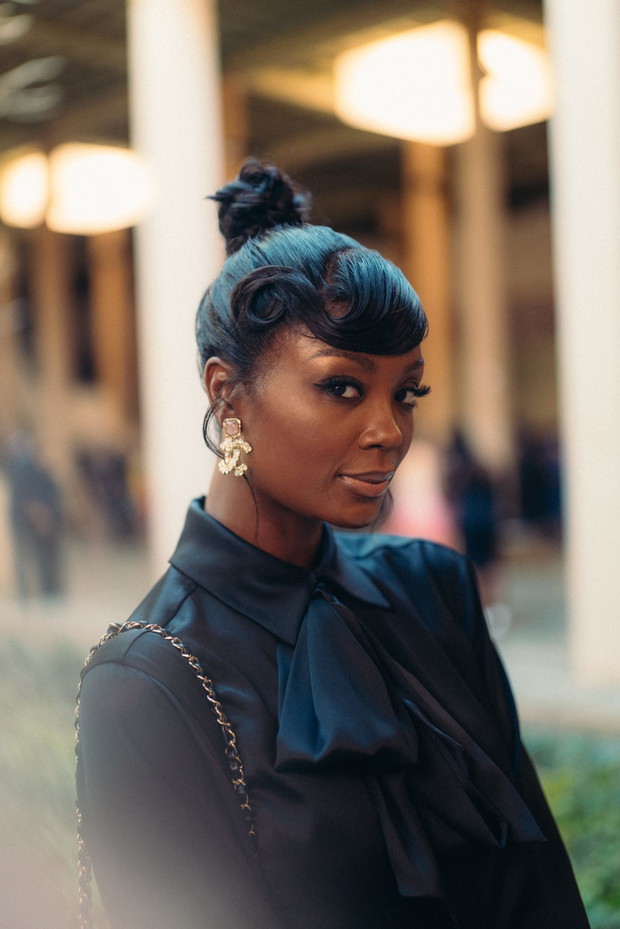 Nonszalancka Caroline de Maigret i Naomi Campbell w marynarce sezonu. Najbardziej stylowi goście Chanel Métiers d’art 2022/2023