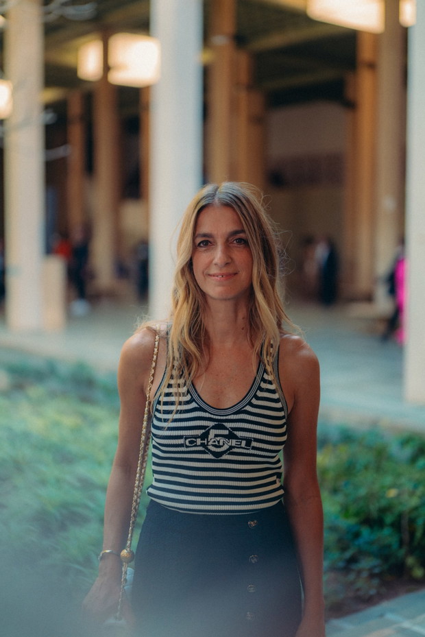 Nonszalancka Caroline de Maigret i Naomi Campbell w marynarce sezonu. Najbardziej stylowi goście Chanel Métiers d’art 2022/2023